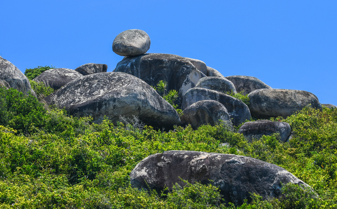 Những tảng đá thách thức trọng lực trên đảo ở quy nhơn bình định - 3